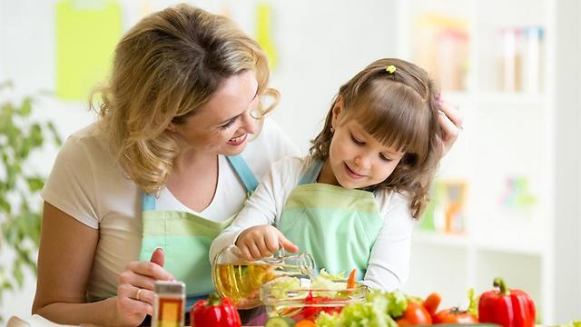 כשהילדים רואים שההורים אוכלים ירקות ונהנים - גם הם יאכלו (צילום: shutterstock) (צילום: shutterstock)