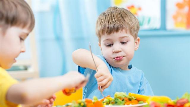 לתכנן את האוכל שמותר לילד לאכול (צילום: shutterstock) (צילום: shutterstock)