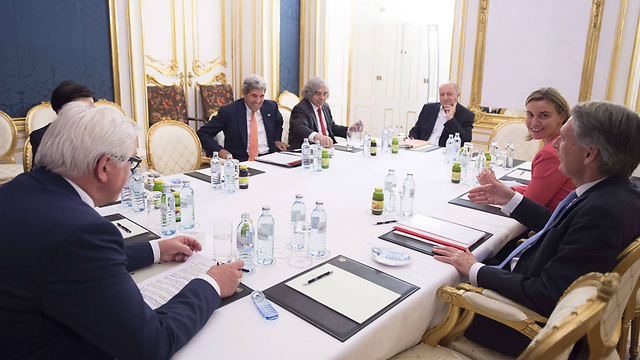 ג'ון קרי וצוות המשא ומתן במלון בווינה (צילום: AFP) (צילום: AFP)