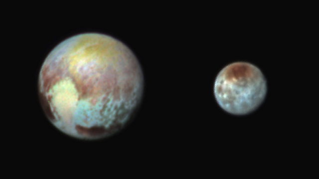 הירח כארון מימין ופלוטו משמאל (צילום: NASA) (צילום: NASA)