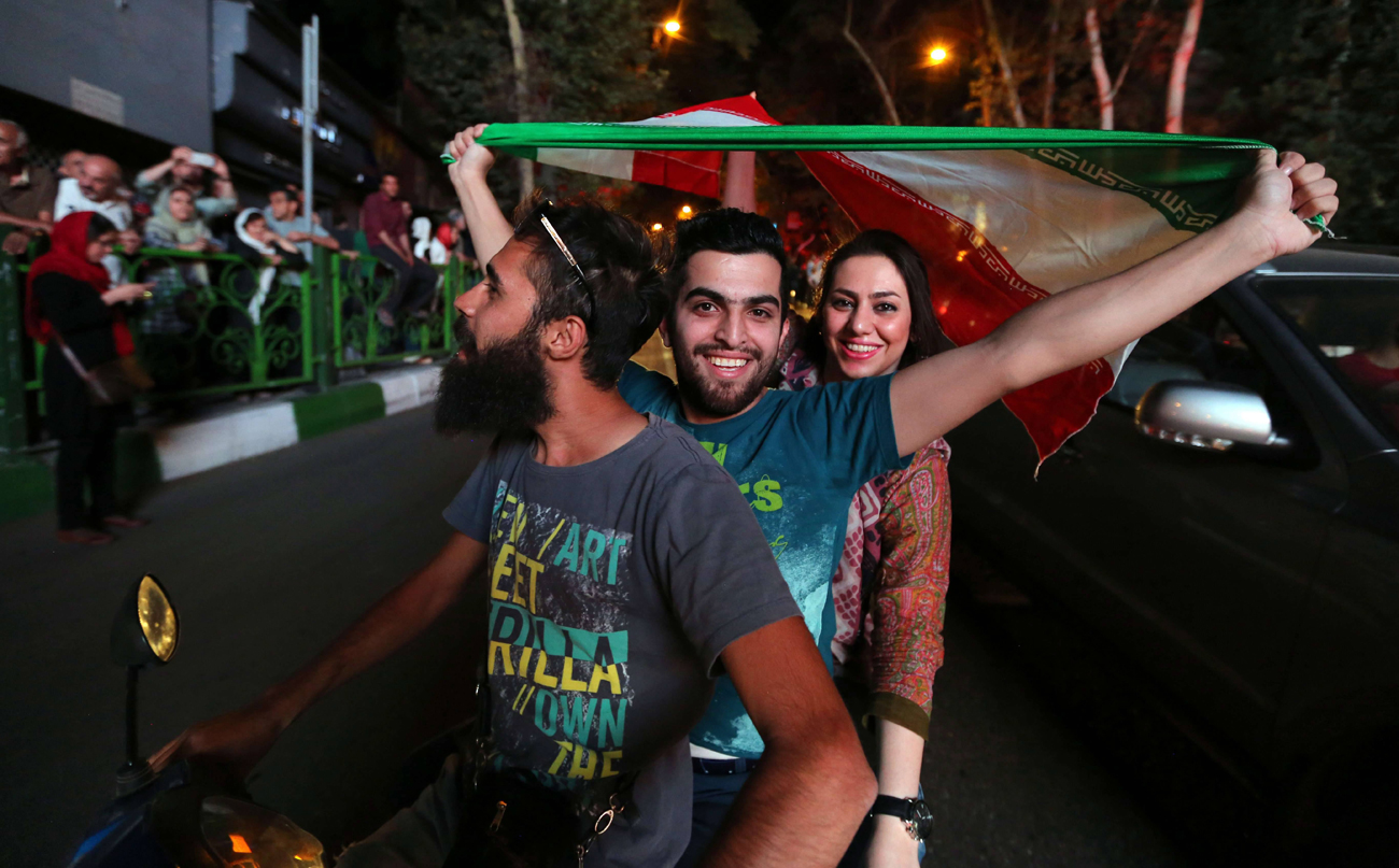 איראנים חוגגים את הסכם הגרעין של רוחאני שנתן, לרגע, תקווה (צילום: AFP) (צילום: AFP)