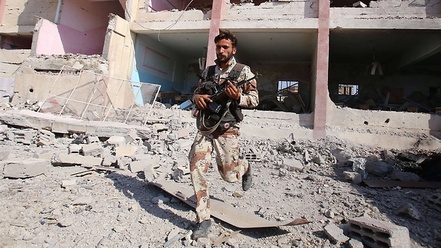 וושינגטון עדיין מעוניינת בנפילת אסד. חייל הצבא הסורי (צילום: AFP) (צילום: AFP)
