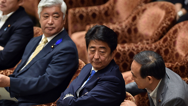 ראש הממשלה אבה. פיחות במעמדו (צילום: AFP) (צילום: AFP)