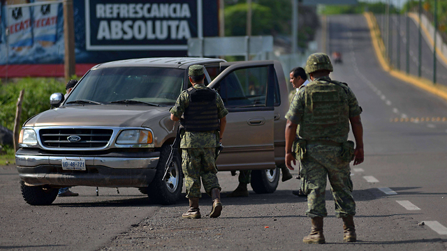 כוחות הביטחון של מכסיקו עורכים סריקות, אתמול (צילום: AFP) (צילום: AFP)