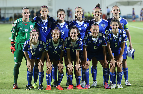 נבחרת הנערות בתמונה קבוצתית לפני המשחק (צילום: אורן אהרוני) (צילום: אורן אהרוני)