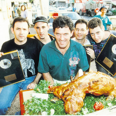 "אמרו לנו איך אתם נוגעים בלכלוך הזה, במזויקה הים תיכונית". עם שלומי שבת | צילום: איציק בירן (קרדיט ידיעות אחרונות) "אמרו לנו איך אתם נוגעים בלכלוך הזה, במזויקה הים תיכונית". עם שלומי שבת | צילום: איציק בירן (קרדיט ידיעות אחרונות)
