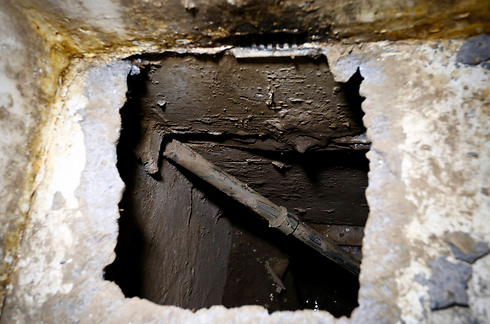 החור ברצפת המקלחת בתא של "אל-צ'אפו", שדרכו ברח (צילום: רויטרס) (צילום: רויטרס)