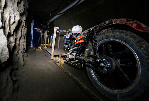 האופנוע במנהרה שדרכה ברח גוסמן (צילום: רויטרס) (צילום: רויטרס)