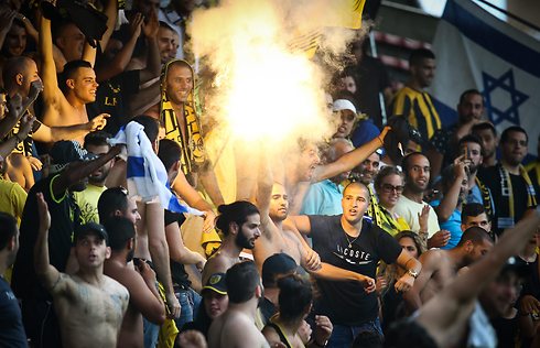 Beitar fans getting riled up. (Photo: AFP) (Photo: AFP)