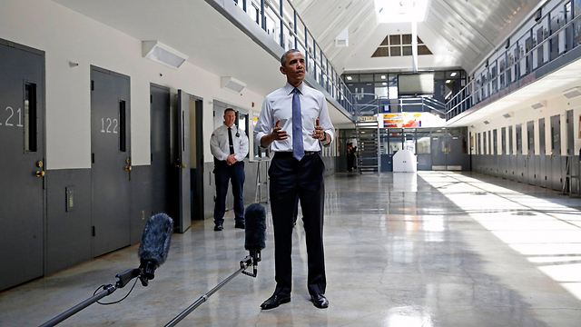 הנשיא אובמה בסיור בכלא באוקלוהומה. יותר הרתעה, פחות שיקום (צילום: רויטרס) (צילום: רויטרס)