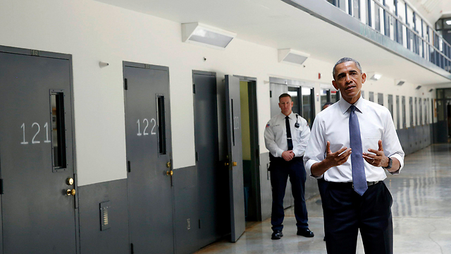 עוניין לסגור את המתקן בגואנטנמו. אובמה בכלא אמריקני (צילום: רויטרס) (צילום: רויטרס)