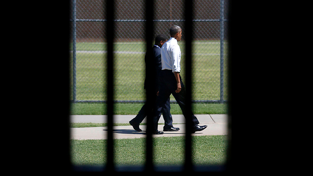 הנשיא לשעבר אובמה בסיור בכלא באוקלהומה (צילום: רויטרס) (צילום: רויטרס)