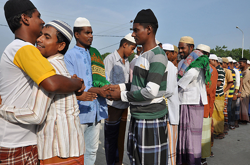 מהגרים מבנגלדש חוגגים במחנה פליטים באינדונזיה (צילום: AFP) (צילום: AFP)