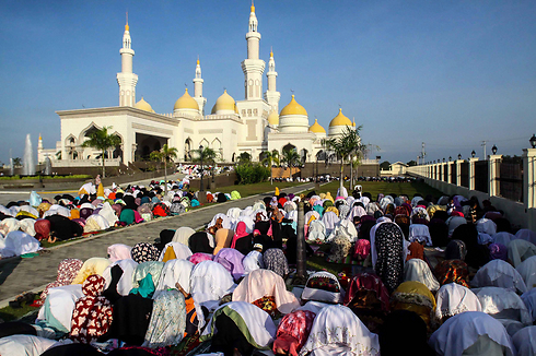 Eid al-Fitr prayers in the Philippines (Photo: EPA)