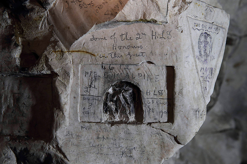 בעיר הצרפתית בוזינקורד גילו מערות תת-קרקעיות ובהן כתובות על אבן של חיילים ממלחמת העולם הראשונה. הכתובת שבצילום נכתבה על ידי הטוראי הבריטי דיוויד מקאלפין (צילום: רויטרס) (צילום: רויטרס)