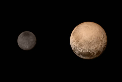 סוכנות החלל האמריקנית (נאס"א) פרסמה תמונות חדשות שצילמה הגשושית New Horizons של כוכב הלכת הננסי פלוטו (מימין) ושל הירח של פלוטו כארון (צילום: AFP) (צילום: AFP)