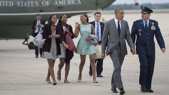 הנשיא, סשה וחברות, לפני ההמראה לניו יורק (צילום: AFP) (צילום: AFP)