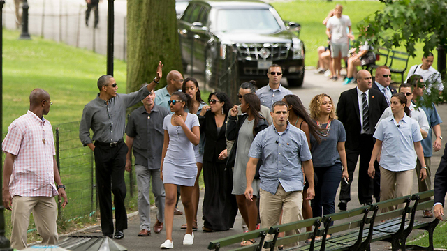 אובמה והבנות מטיילים בסנטרל פארק (צילום: AP) (צילום: AP)