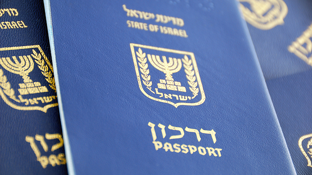 דרכונים ישראליים (צילום: shutterstock) (צילום: shutterstock)