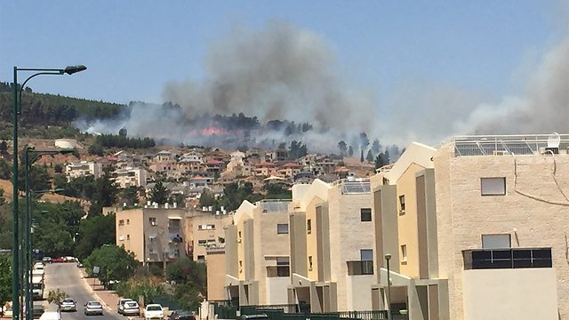 The blaze on the hills from Kiryat Shmona. (Photo: Zar Ohayoun) (Photo: Zar Ohayoun)