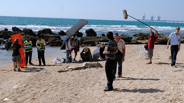 ויש פה גם גופה. על סט הצילומים של "רדיקל" בחוף הים (צילום: נטע מאיר) (צילום: נטע מאיר)