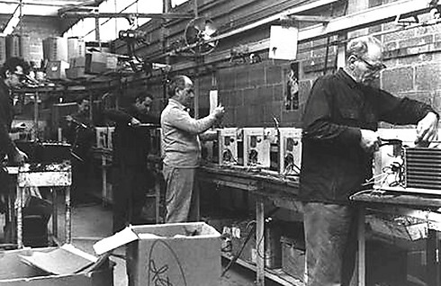 עובדים בפס ייצור - שנת 1971 ()