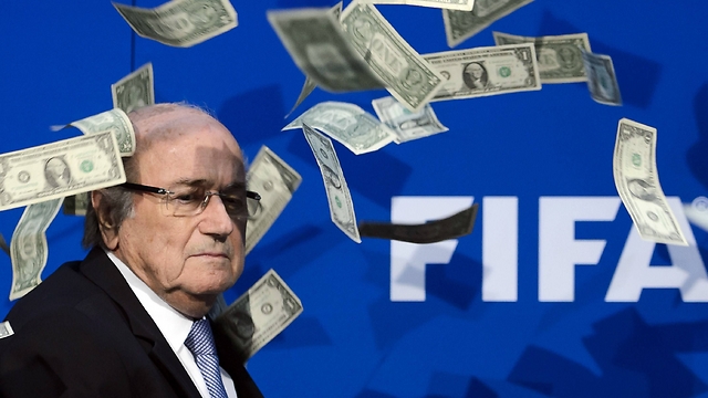 "לא ראיתי כסף, לא ראיתי כסף". בלאטר (צילום: AFP) (צילום: AFP)
