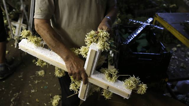 עובד בבית קברות באתונה (צילום: AP) (צילום: AP)