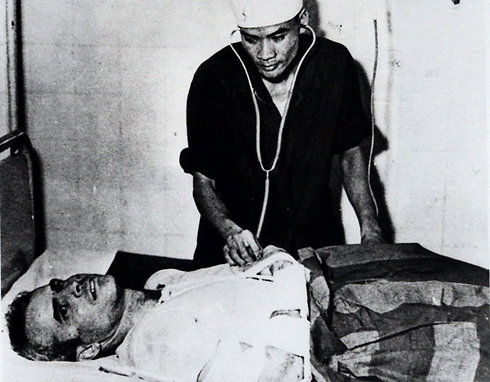 שבוי המלחמה מקיין בבית חולים בהאנוי, וייטנאם (צילום: AP) (צילום: AP)