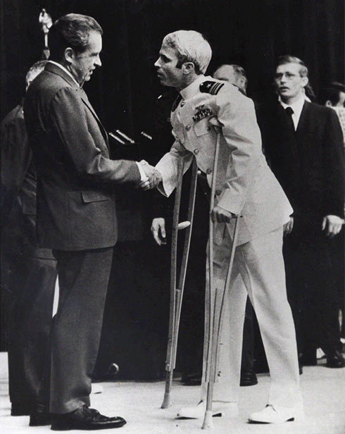 מקיין מתקבל על ידי הנשיא האמריקני ריצ'רד ניקסון בספטמבר 1973 (צילום: AP) (צילום: AP)
