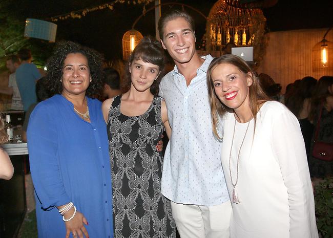 הסוכנות שרית מאירי ולורנס אלקלעי עם הטאלנטים יאנה יוסף ועומר דרור (צילום: ענת מוסברג)