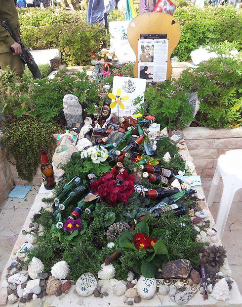 קברו של לי מט בחלקה הצבאית בהר הרצל. בינתיים, ללא מצבה ()