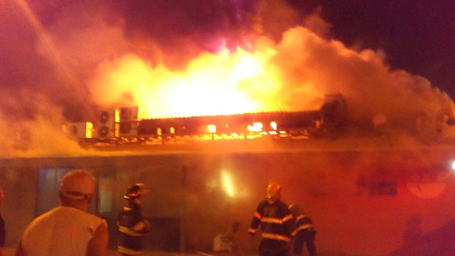 השריפה שכילתה את מסעדת "מול ים" (צילום: דוברות כבאות מחוז דן) (צילום: דוברות כבאות מחוז דן)
