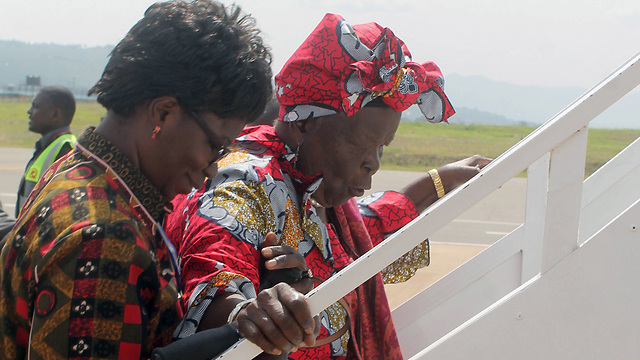 שרה אובמה, סבתו של נשיא ארה"ב, בדרך לניירובי (צילום: AP) (צילום: AP)