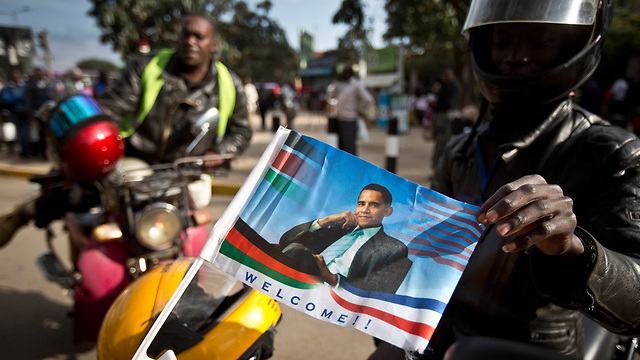 "ברוך הבא!". קניה חיכתה לאובמה (צילום: AP) (צילום: AP)