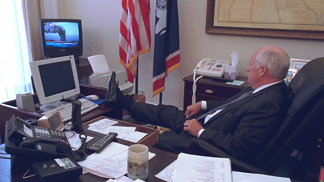 סגן הנשיא צ'ייני צופה בשידור החי מניו יורק (צילום: רויטרס) (צילום: רויטרס)