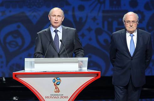 נשיא פיפ"א ספ בלאטר ונשיא רוסיה ולדימיר פוטין (צילום: AFP) (צילום: AFP)