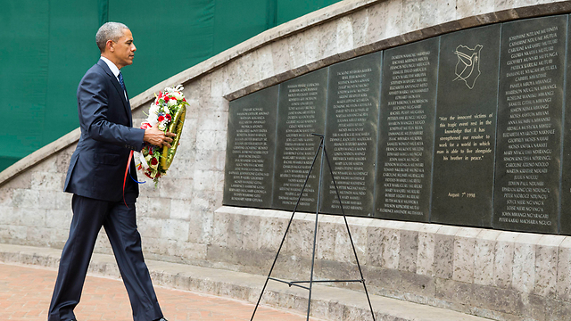 אובמה מניח זר על האנדרטה לזכר קורבנות הפיגוע בשגרירות ארה"ב בקניה ב-1998 (צילום: AP) (צילום: AP)
