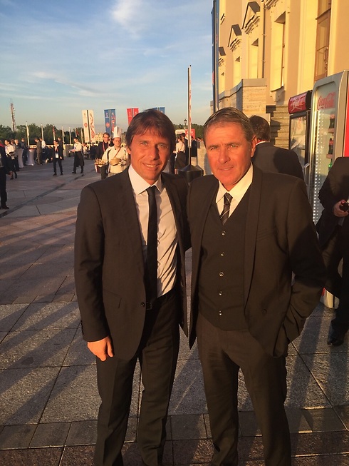 אלי גוטמן עם המאמן האיטלקי אנטוניו קונטה (צילום: באדיבות ההתאחדות לכדורגל) (צילום: באדיבות ההתאחדות לכדורגל)