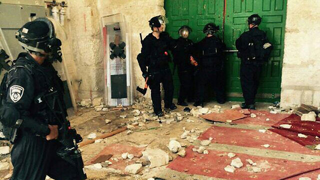 Police at the entrance to the mosque (Photo: Police Spokesman's Unit)