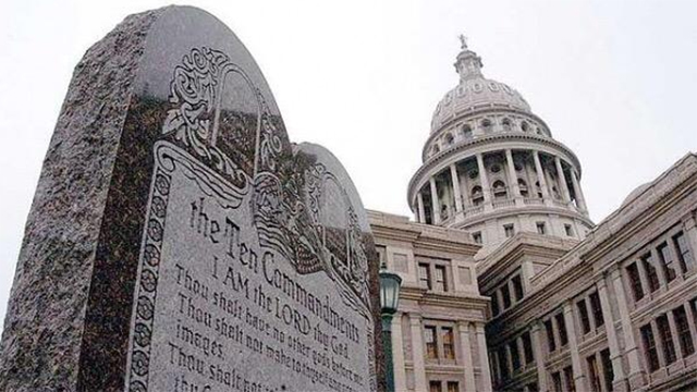 השופטים באוקלהומה קבעו: "אנדרטת 'עשרת הדיברות' מפרה את חוקת המדינה" ()