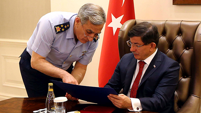 ראש ממשלת טורקיה דבוטאולו מקבל עדכון ממפקד חיל האוויר (צילום: רויטרס) (צילום: רויטרס)