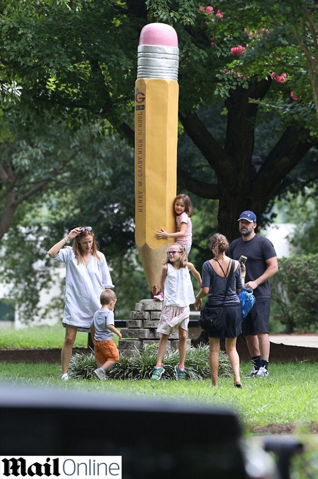 טוב שיש פה עפרון ענק