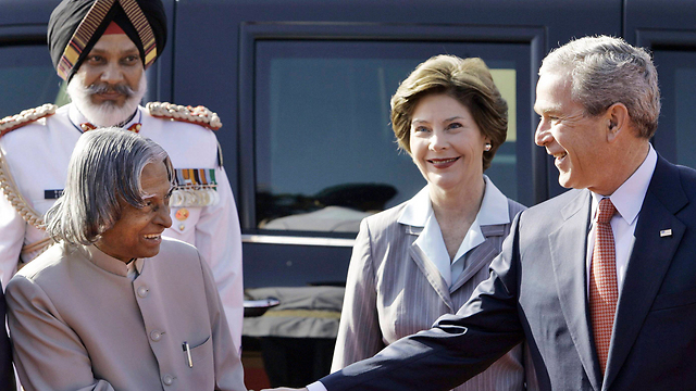 עבדול קלאם פוגש את נשיא ארה"ב בוש בעשור שעבר (צילום: AP) (צילום: AP)