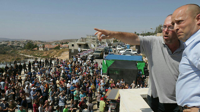 Bennett above the crowd. (Photo: Tazpit News Agency) (Photo: Tazpit News Agency)