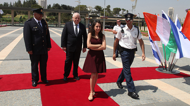 Bat-El arrives on the Knesset red carpet prior to marraige proposal (Photo: Knesset spokesperson)