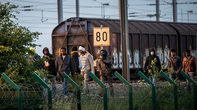 מהגרים במעבר מצרפת לבריטניה (צילום: AFP) (צילום: AFP)