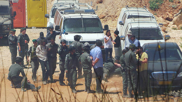 מעצרים במהלך ההפגנה, היום בבית אל (צילום: איתי בלומנטל) (צילום: איתי בלומנטל)