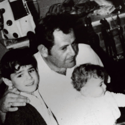 משפחת רופ בשנות ה-70. האב המנוח, דני כאן בן 5.5. האח והאם מרים (קרדיט ידיעות אחרונות)