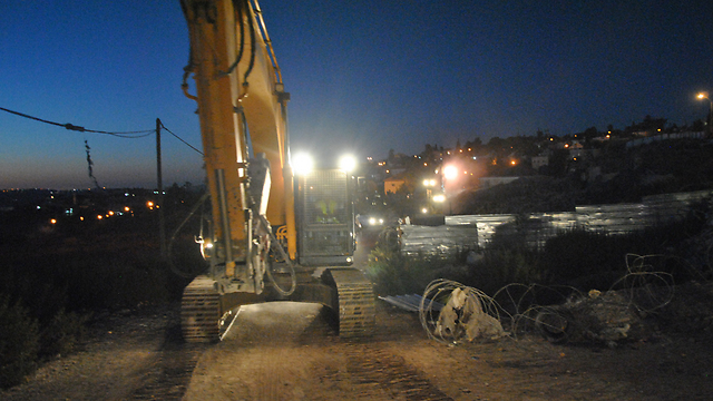 הדחפורים סיימו את העבודות ויצאו מבית אל (צילום: עפר מאיר) (צילום: עפר מאיר)